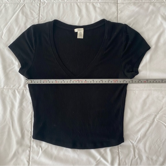 Ribbed V Neck Crop Top - Picture 3 of 4